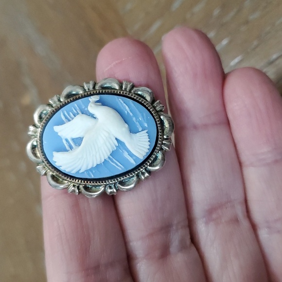 Blue and Silver Bird Cameo Brooch - Picture 3 of 3